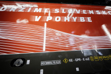 Na snímke moderný rušeň Siemens Vectron. FOTO: TASR/Martin Baumann