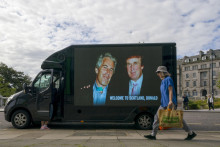 Amerického prezidenta Donalda Trumpa prenasledovala spoločná fotografia s Jeffreym Epsteinom aj pri nedávnej návšteve Škótska. FOTO TASR/AP/J. Barlow