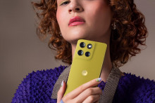 Nepáčia sa vám nudné čierne telefóny? Tak tie od Motoroly nedostanete. Naopak si môžete vyberať z mnohých farieb. A keď si nevyberiete pri jednom modeli, môžete pokračovať pri inom z úplne iného radu. Cena je rovnaká, výbava takmer tiež. A v oboch prípadoch dostanete veľa muziky za veľmi dobrú cenu.
