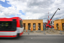 Stavebné práce počas rekonštrukcie autobusovej stanice v Trenčíne. FOTO: TASR/Martin Medňanský