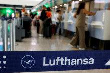 Lufthansa v 2. štvrťroku prepravila 37,10 milióna cestujúcich, čo bolo o tri percentá viac ako 35,94 milióna cestujúcich v minulom roku. FOTO: REUTERS