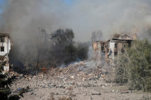 Bytov&yacute; dom zasiahnut&yacute; rusk&yacute;mi raketov&yacute;mi &uacute;tokmi v meste Kramatorsk. FOTO: Reuters