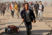 Palestínčania idú do Chán Júnis v južnom Pásme Gazy, aby si vyzdvihli humanitárnu pomoc (29. mája 2025). FOTO: Reuters