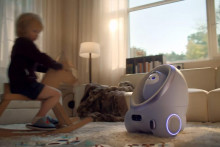 Rozvoj strojového učenia a umelej inteligencie umožňuje zrýchliť vývoj robotických systémov, ktoré nám môžu pomôcť v domácnosti či dokážu simulovať správanie živých spoločníkov, ako sú psy, mačky a ďalšie. Tento detský spoločník a strážca Ai Me od spoločnosti TLC je modulárny a dokáže s dieťaťom interagovať aj ho strážiť prostredníctvom kamery.