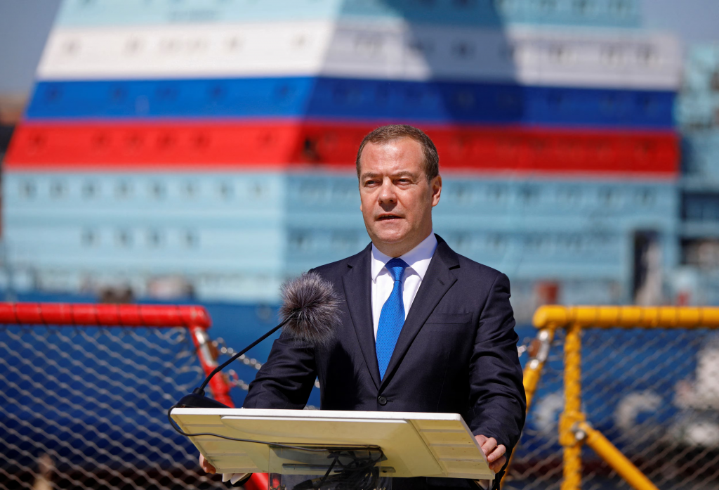 Dmitrij Medvedev pokračuje v slovných výmenách s Donaldom Trumpom. FOTO: REUTERS