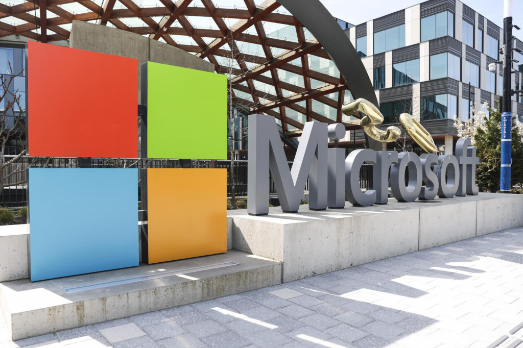 Nápis a logo spoločnosti Microsoft pred sídlom spoločnosti v americkom Redmonde. FOTO: TASR/AP