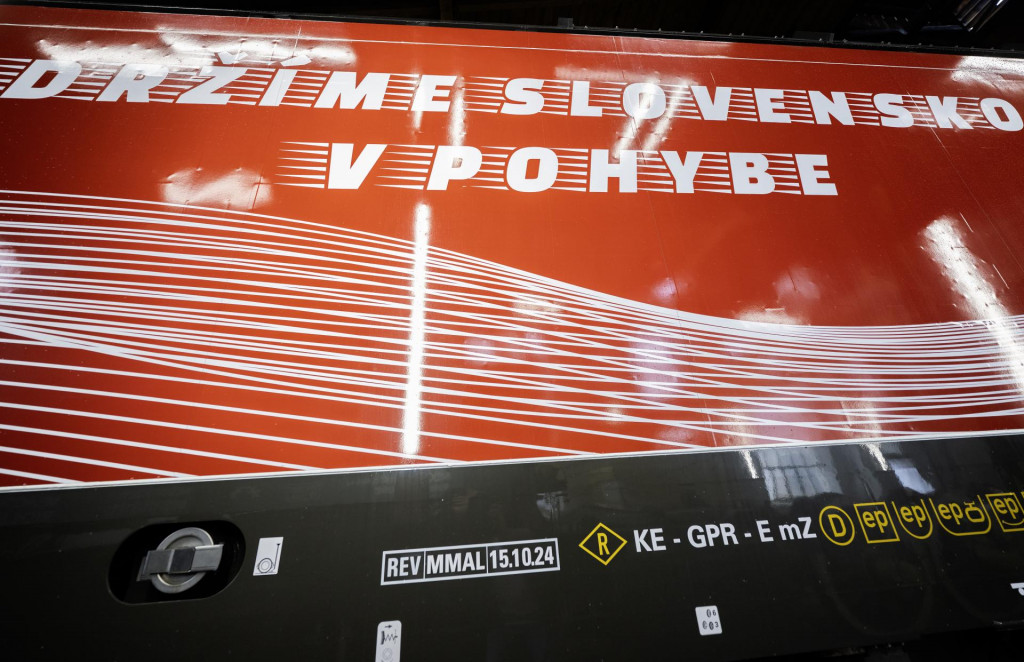 Na snímke moderný rušeň Siemens Vectron. FOTO: TASR/Martin Baumann