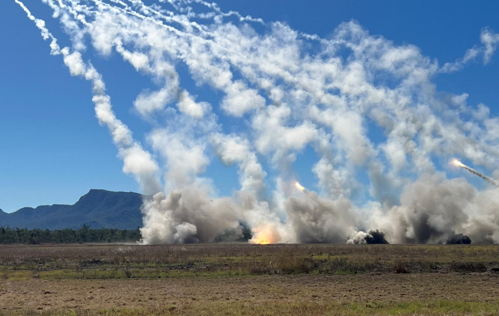 Odpaľovanie rakiet počas vojenského cvičenia Talisman Sabre v Austrálii, ktorého sa zúčastňuje viac ako 40-tisíc vojakov z 19 krajín, vrátane USA. FOTO: REUTERS