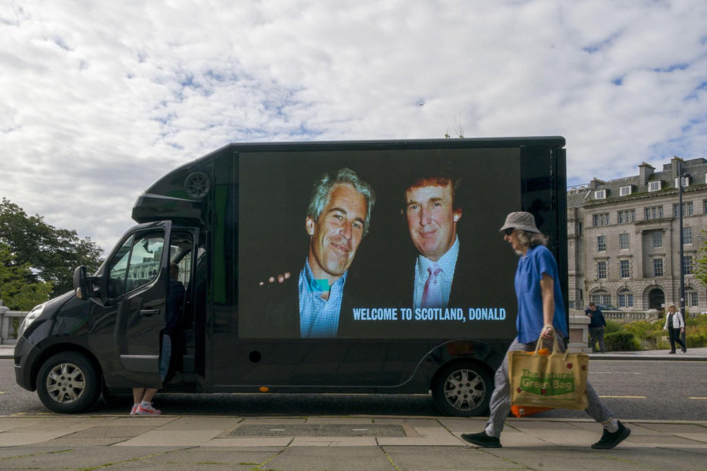 Americk&eacute;ho prezidenta Donalda Trumpa prenasledovala spoločn&aacute; fotografia s Jeffreym Epsteinom aj pri ned&aacute;vnej n&aacute;v&scaron;teve &Scaron;k&oacute;tska. FOTO TASR/AP/J. Barlow