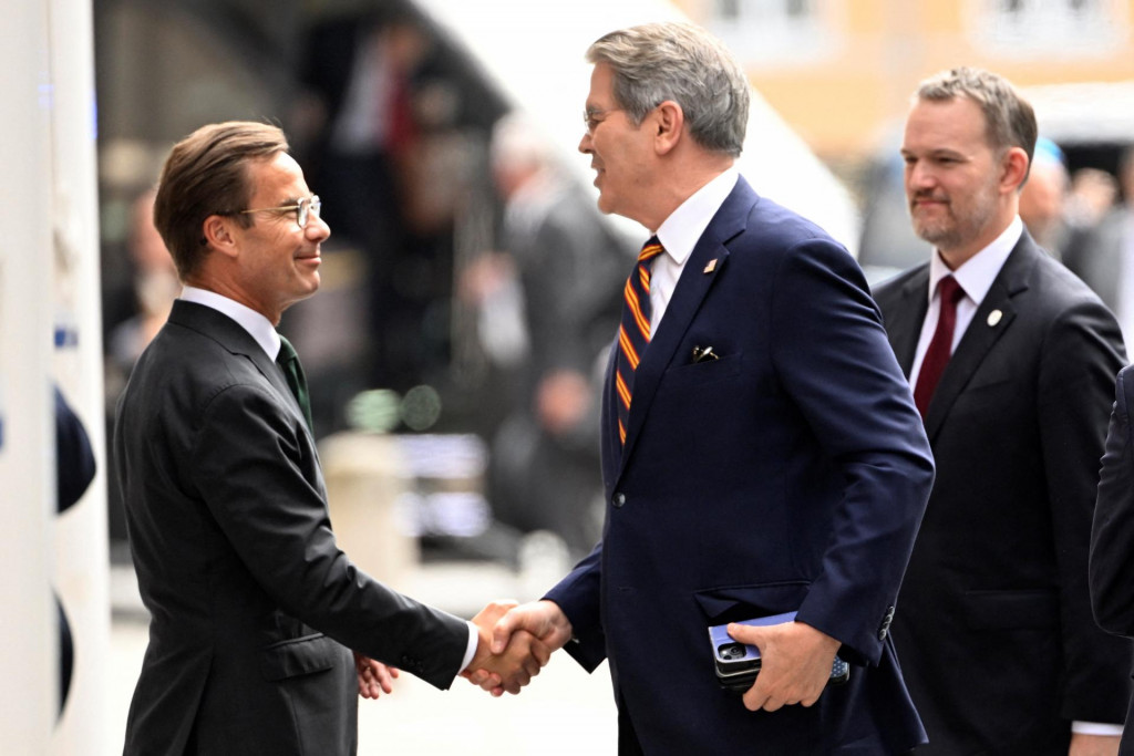 Švédsky minister Ulf Kristersson (vľavo) a americký minister financií Scott Bessent. FOTO: REUTERS