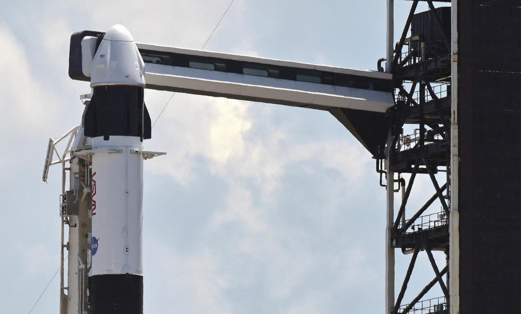 Kapsula SpaceX Crew Dragon sa nachádza na vrchole rakety Falcon 9. FOTO: Reuters