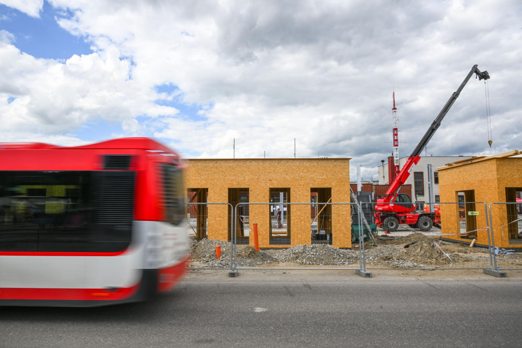 Stavebné práce počas rekonštrukcie autobusovej stanice v Trenčíne. FOTO: TASR/Martin Medňanský