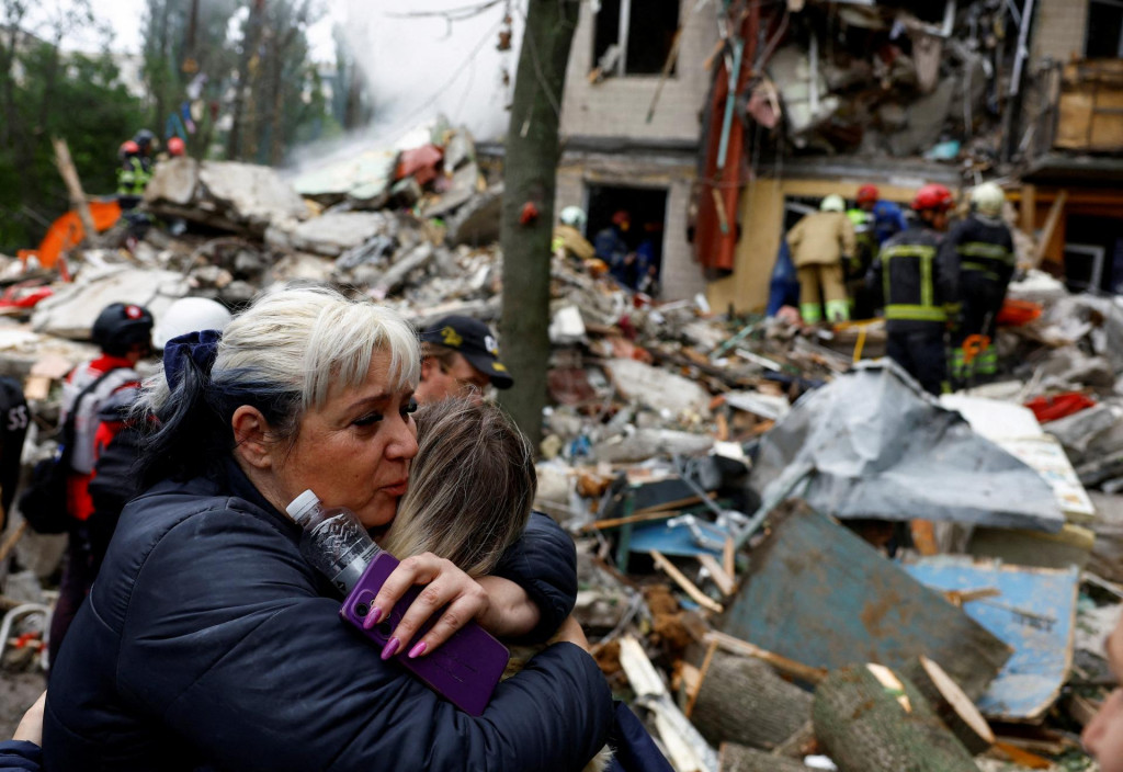 Ruská raketa zasiahla bytový dom v Kyjeve. FOTO: Reuters

