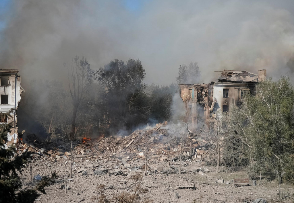 Bytov&yacute; dom zasiahnut&yacute; rusk&yacute;mi raketov&yacute;mi &uacute;tokmi v meste Kramatorsk. FOTO: Reuters