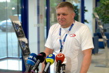 Predseda vlády Robert Fico vlani odpracoval nočnú zmenu v závode ZKW. FOTO: TASR/H. Mišovič