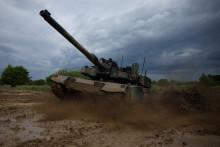 Poľskí vojaci jazdia na tanku K2 Black Panther vyrobenom v Južnej Kórei počas cvičenia. FOTO: Reuters