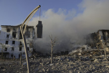Dym stúpa nad obytnou budovou po ruskom leteckom útoku na východoukrajinské priemyselné mesto Kramatorsk vo štvrtok 31. júla 2025. FOTO: TASR/AP