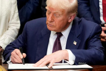 Podľa Bieleho domu zostáva v platnosti výnimka pre kanadský a mexický tovar vstupujúci do krajiny v rámci severoamerickej obchodnej dohody. Mexiko naďalej čelí 25-percentným clám. FOTO: REUTERS