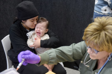 Americké Centrum pre kontrolu a prevenciu chorôb zdôraznilo, že „očkovanie je osobným rozhodnutím, avšak aj naďalej zostáva najúčinnejším spôsobom ochrany detí pred závažnými ochoreniami, ako sú osýpky a čierny kašeľ, ktoré môžu viesť k hospitalizácii a dlhodobým zdravotným komplikáciám.“ FOTO: REUTERS
