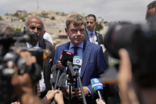 Nemecký minister zahraničných vecí Johann Wadephul počas návštevy obce Tajba, ktorá bola v uplynulých mesiacoch opakovane terčom útokov izraelskej armády v piatok 1. augusta 2025. FOTO: TASR/AP