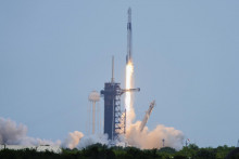 Kozmická loď Crew Dragon spoločnosti SpaceX so štvorčlennou americko-japonsko-ruskou posádkou úspešne odštartovala k Medzinárodnej vesmírnej stanici (ISS) v piatok 1. augusta 2025. FOTO: TASR/AP