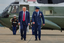 Americký prezident Donald Trump sa s Ruskom rozhodol hrať tvrdo. Doplatiť na to môžeme aj my. FOTO: Reuters/K. Cedeno