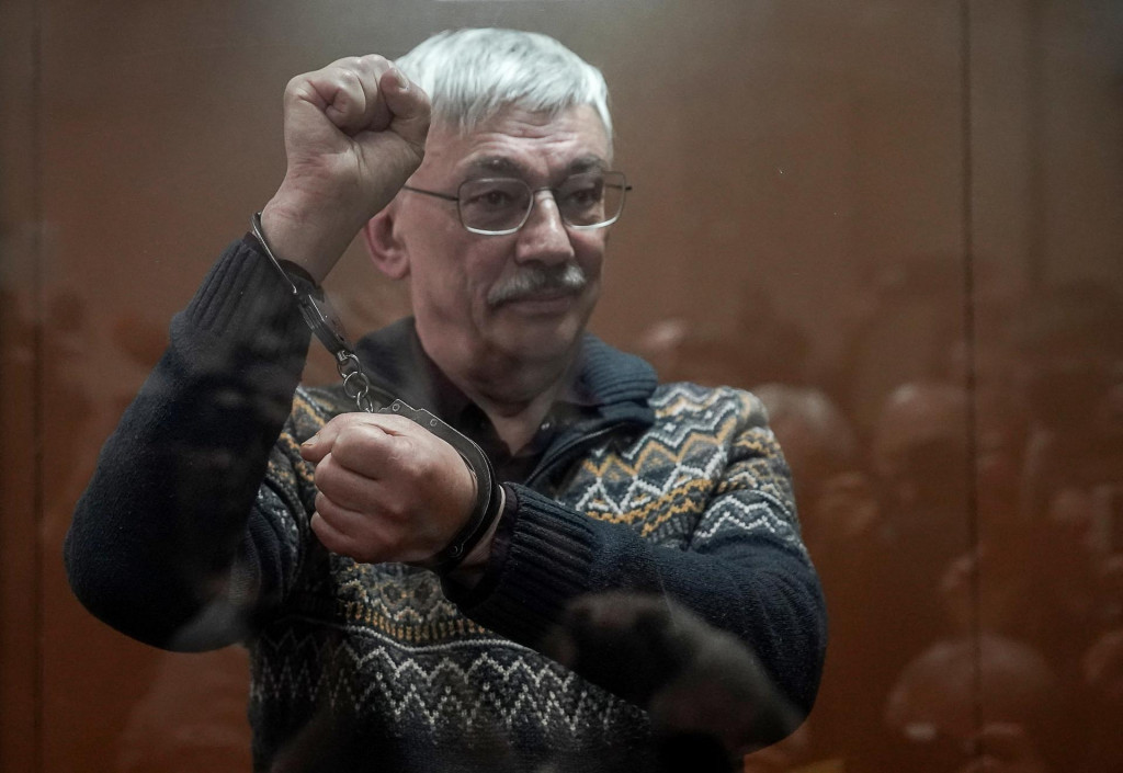 Na archívnej snímke z 27. februára 2024 známy ruský disident Oleg Orlov gestikuluje v tzv. sklenenej klietke v súdnej sieni v Moskve. FOTO: REUTERS