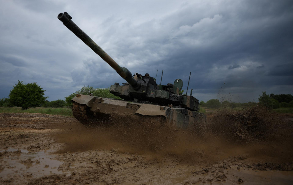 Poľskí vojaci jazdia na tanku K2 Black Panther vyrobenom v Južnej Kórei počas cvičenia. FOTO: Reuters