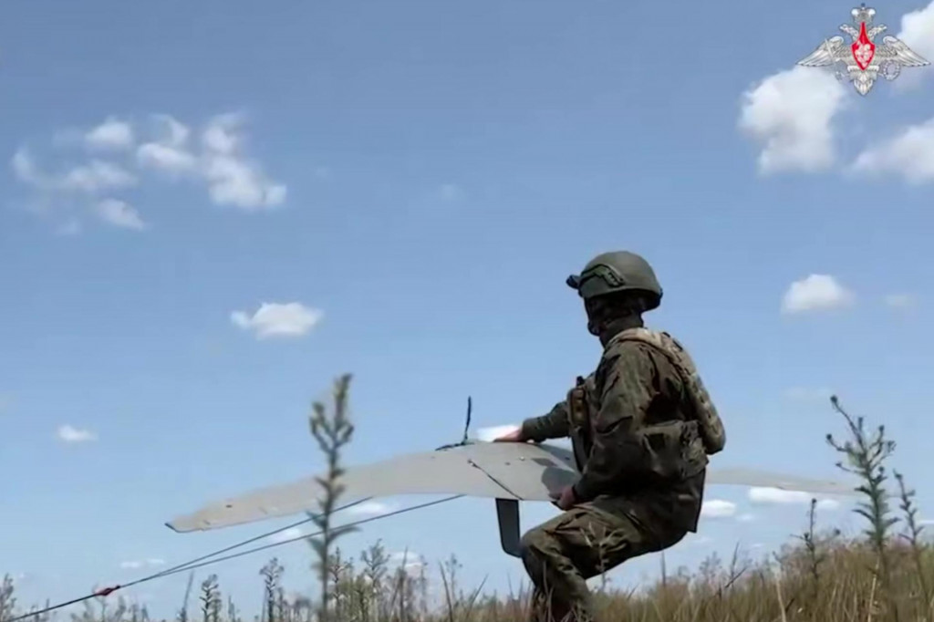 Na snímke z videa zverejnenej ruským ministerstvom obrany ruský vojak pripravuje ”Supercam” dron na vystrelenie na ukrajinské pozície na neznámom mieste na Ukrajine. FOTO: TASR/AP