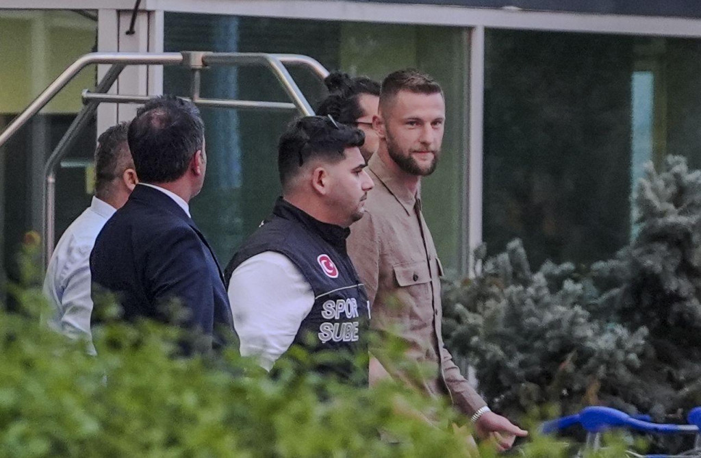 Slovenský futbalista Milan Škriniar počas príchodu do Istanbulu 30. júla 2025. FOTO: TASR/Anadolu