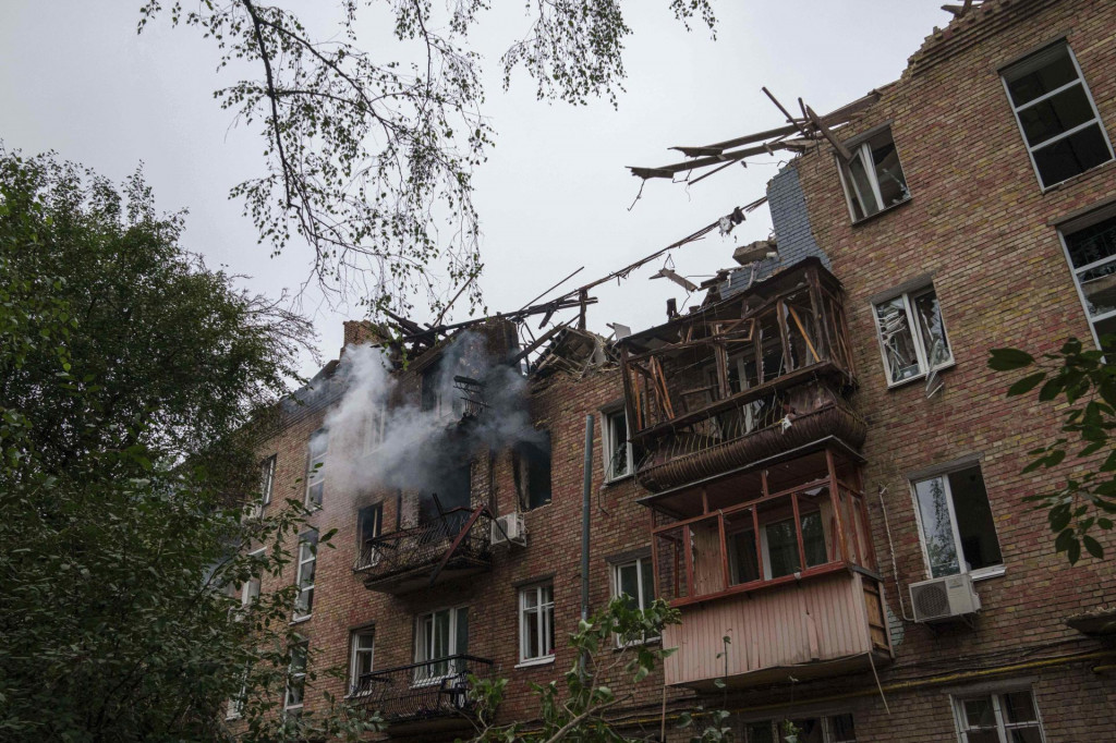 Na snímke zničený obytný dom po ruskom raketovom útoku v Kyjeve na Ukrajine vo štvrtok 31. júla 2025. FOTO: TASR/AP