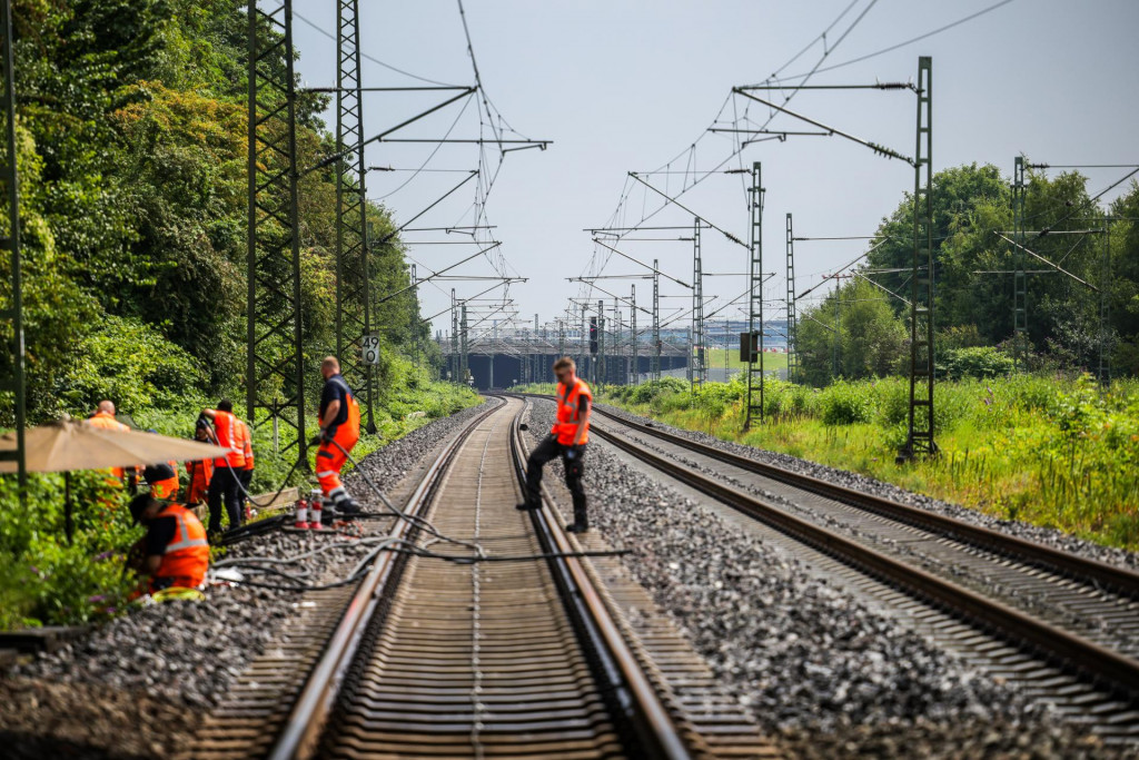 Zamestnanci Deutsche Bahn pracujú na úseku trate v Düsseldorfe, kde vznikol požiar v káblovode vedľa železničnej trate. FOTO: TASR/DPA