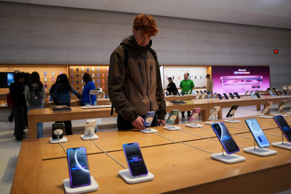 Prekvapivo prudko vzrástol predaj iPhonov. FOTO: Reuters