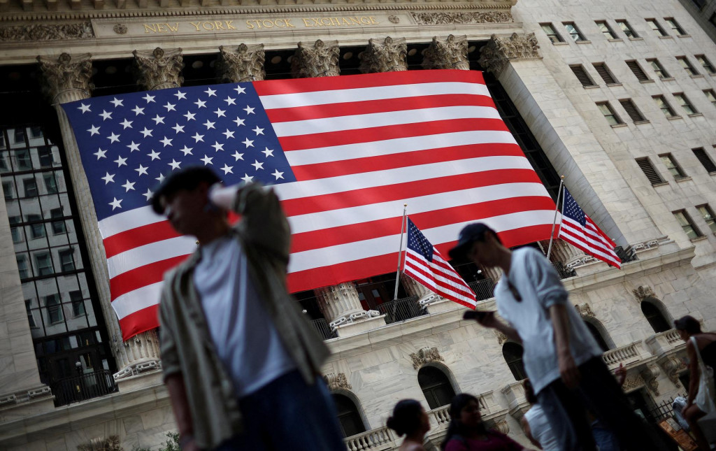 Americký prezident Donald Trump vo štvrtok večer podpísal exekutívny príkaz, ktorý od 7. augusta zavádza nové clá v rozmedzí od desiatich do 41 percent na dovoz z desiatok krajín sveta. FOTO: REUTERS