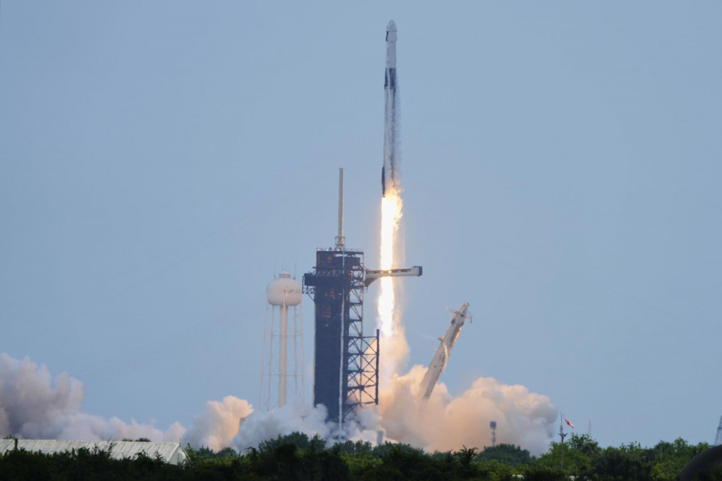 Kozmická loď Crew Dragon spoločnosti SpaceX so štvorčlennou americko-japonsko-ruskou posádkou úspešne odštartovala k Medzinárodnej vesmírnej stanici (ISS) v piatok 1. augusta 2025. FOTO: TASR/AP