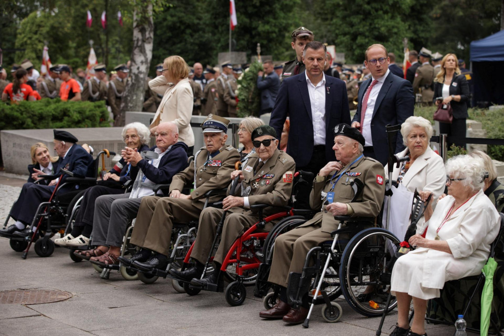Účastníci Varšavského povstania proti nacistickej okupácii počas druhej svetovej vojny na oslavách 81. výročia začiatku povstania na vojenskom cintoríne Powazki vo Varšave. FOTO: REUTERS