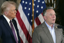 Na snímke Donald Trump a osobitný vyslanec USA pre Blízky východ Steve Witkoff. FOTO: TASR/AP