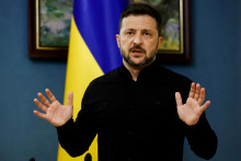 Zatknuté boli štyri osoby ľudí vrátane Oleksija Kuznecova, poslanca strany Sluha národa, ktorej členom je aj ukrajinský prezident Volodymyr Zelenskyj. FOTO: REUTERS