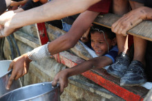 Palestínske dieťa čaká na humanitárnu pomoc v podobe jedla, ktorého je v regióne nedostatok. FOTO: REUTERS