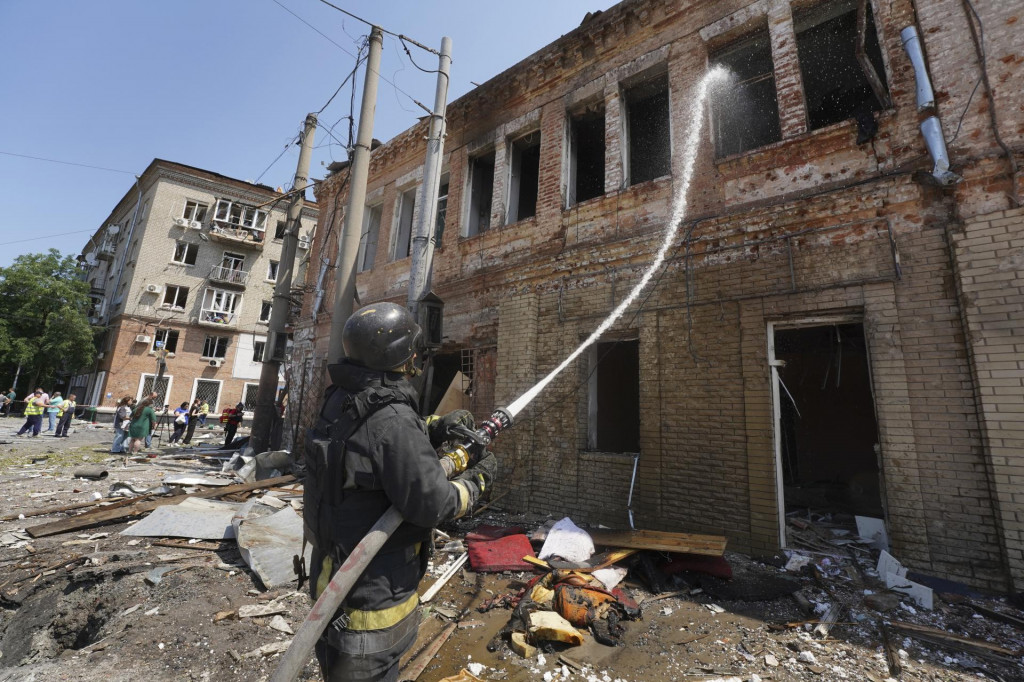 Archívna snímka požiaru budovy, ktorá bola zničená po dronovom útoku ruskej armády v druhom najväčšom ukrajinskom meste Charkov. FOTO: TASR/AP