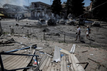 Ukrajinské vzdušné sily na sociálnej sieti Telegram oznámili, že Rusko v noci vyslalo na Ukrajinu 76 útočných dronov a sedem rakiet, ktoré zasiahli osem miest po celom území Ukrajiny. FOTO: REUTERS