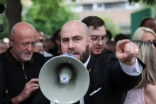 V centre Manchestru na severozápade Anglicka sa na pochode, ktorý zorganizovala krajne pravicová skupina Britain First, zišli demonštranti požadujúci hromadnú „remigráciu“. FOTO: REUTERS