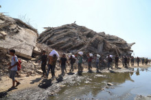 V centrálnej časti Gazy došlo k podobným útokom, keď izraelské jednotky v nedeľu ráno spustili paľbu na zástupy Palestínčanov, ktorí sa snažili dostať k distribučnému cenru v blízkosti koridoru Natzarim. FOTO: REUTERS