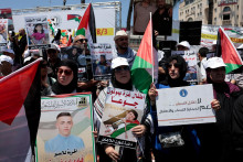 Jeden z najväčších protestných pochodov sa konal v Ramalláhu, sídle Palestínskej samosprávy, ležiacom severne od Jeruzalema. FOTO: REUTERS
