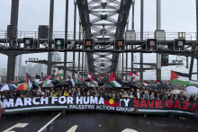 Na snímke tisíce propalestínskych demonštrantov pochodujú cez most v austrálskom Sydney na protest proti izraelskej vojenskej ofenzíve v Pásme Gazy. FOTO: TASR/AP