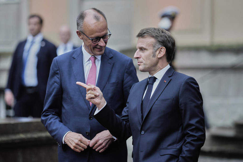 Na snímke nemecký kancelár Friedrich Merz a francúzsky prezident Emmanuel Macron. FOTO: TASR/AP