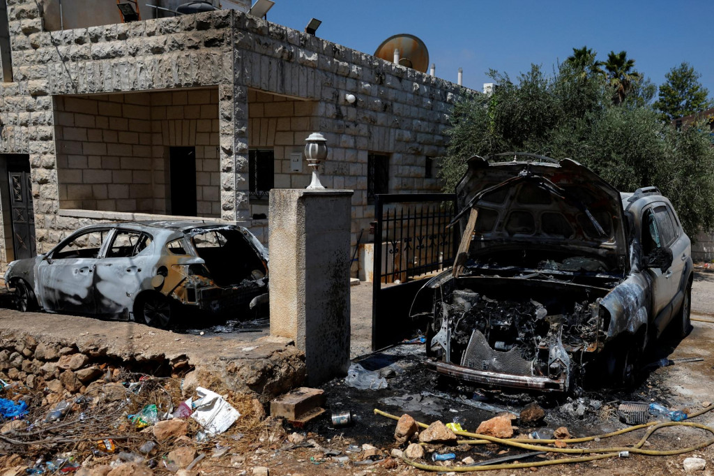 Osadníci podľa palestínskych úradov prišli do obce Silvád vo štvrtok za úsvitu a zapaľovali automobily a domy, pričom 40-ročný Khamis Abdel-Latif Ayad sa udusil dymom z požiaru, píše AFP. FOTO: REUTERS