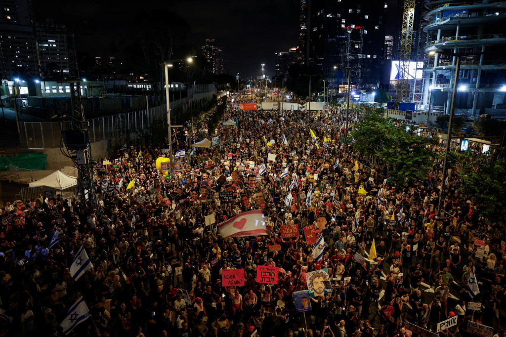 Demonštrácie za prepustenie rukojemníkov sa v rôznych mestách Izraela konali krátko po tom, ako Hamas zverejnil video s 24-ročným zajatcom Evjatarom Davidom. FOTO: REUTERS