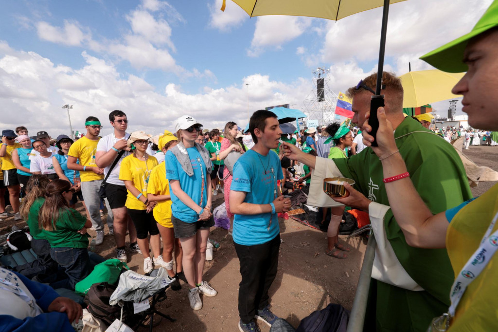 „Usilujte sa o veľké veci, o svätosť, nech ste kdekoľvek,“ nabádal pápež Lev mladých veriacich. FOTO: REUTERS