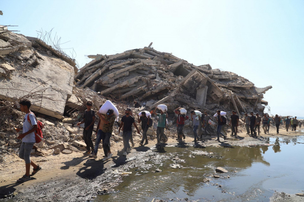 V centrálnej časti Gazy došlo k podobným útokom, keď izraelské jednotky v nedeľu ráno spustili paľbu na zástupy Palestínčanov, ktorí sa snažili dostať k distribučnému cenru v blízkosti koridoru Natzarim. FOTO: REUTERS